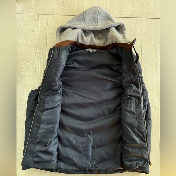 Men’s Bleeker & Broad Channel Quilt Navy puffer vest with grey hood in size XXL - Picture 8 of 10